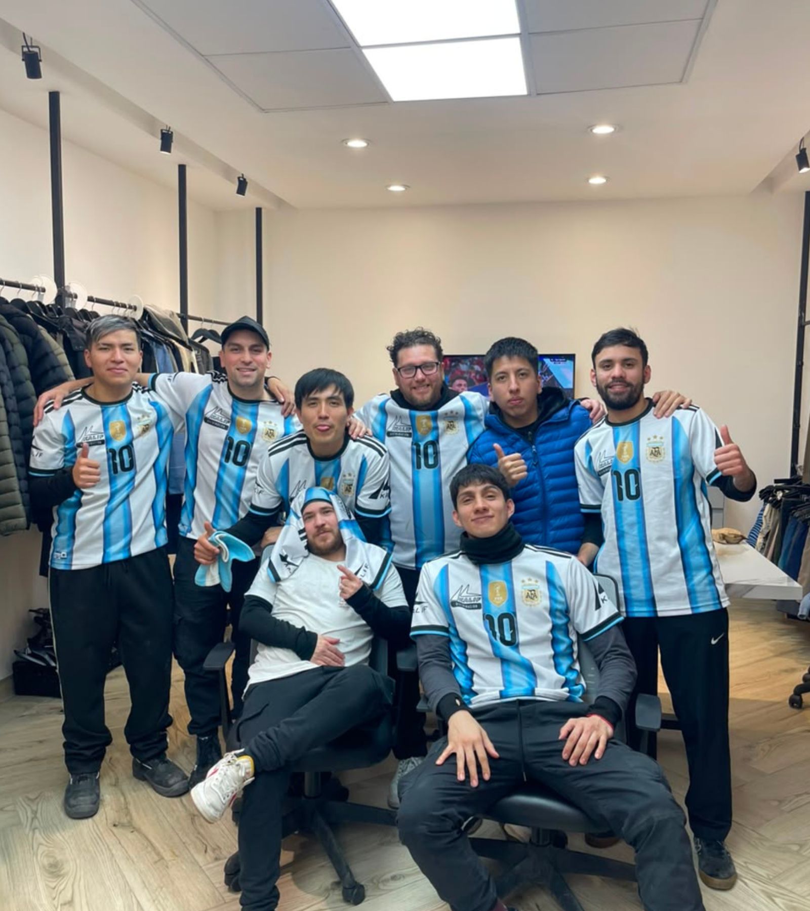 Equipo de trabajo Kalif dentro del showroom